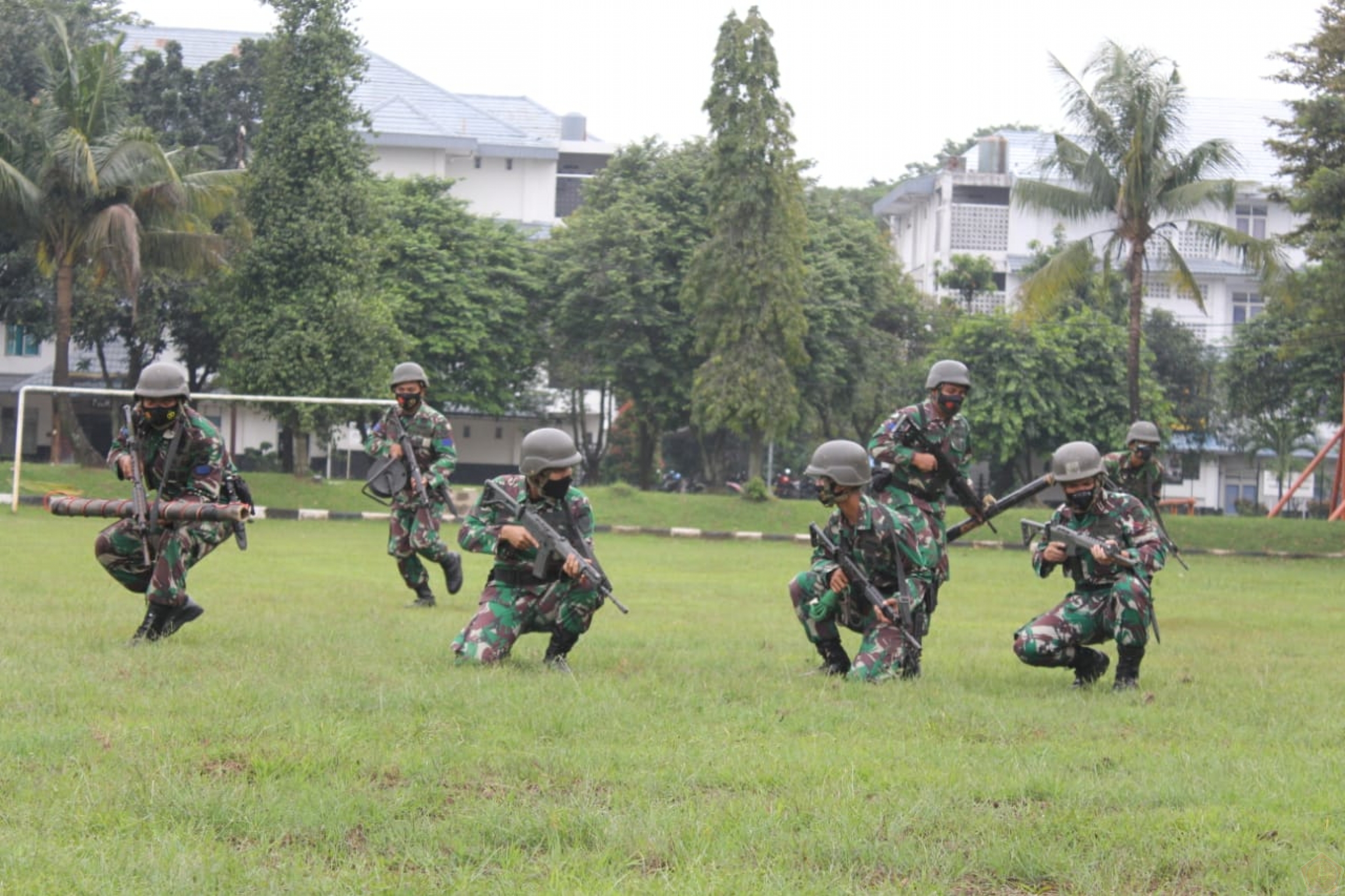 Zeni Ranjau Prajurit Batalyon Zeni 1 Marinir Berlatih Penerobosan Lapangan Ranjau ...