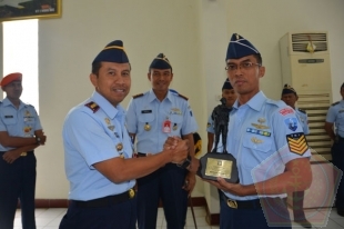 Semiz erkaklar chiroyli qizlarni sikadi