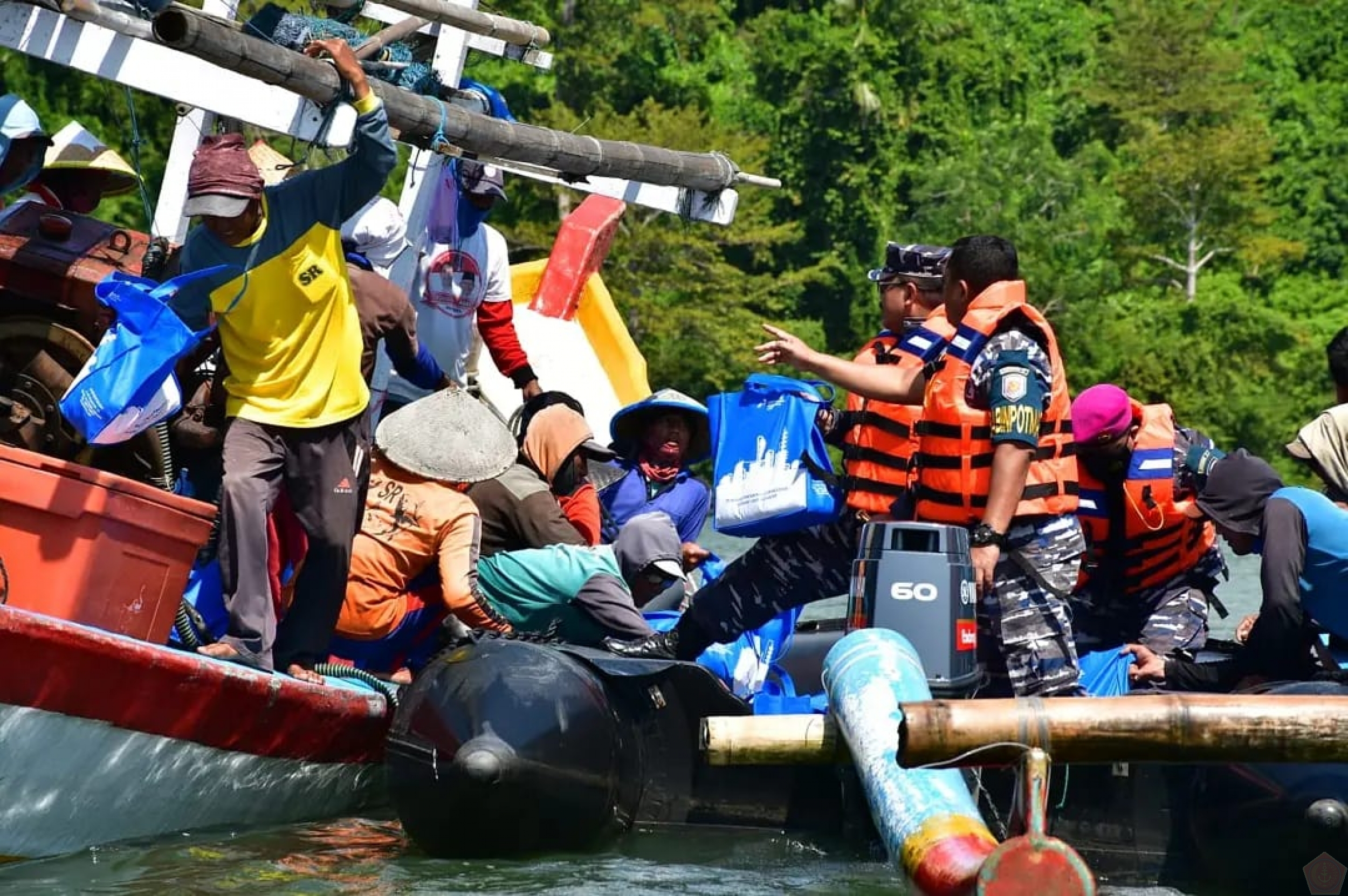 TNI AL Bagikan Ratusan Paket Sembako Pada Nelayan di Cilacap | Website ...