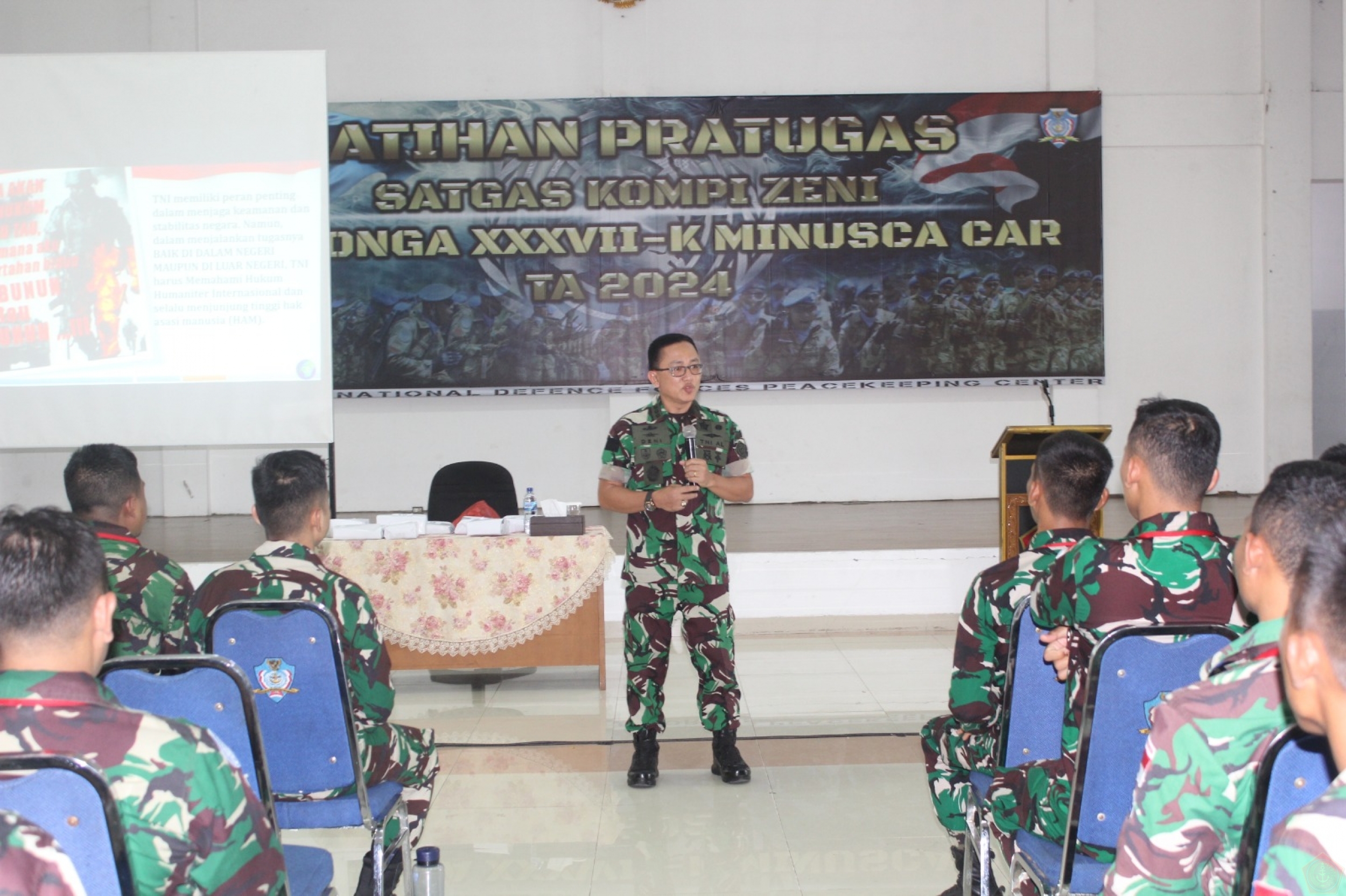 Paypoq kiygan ayolning porno fotosurati