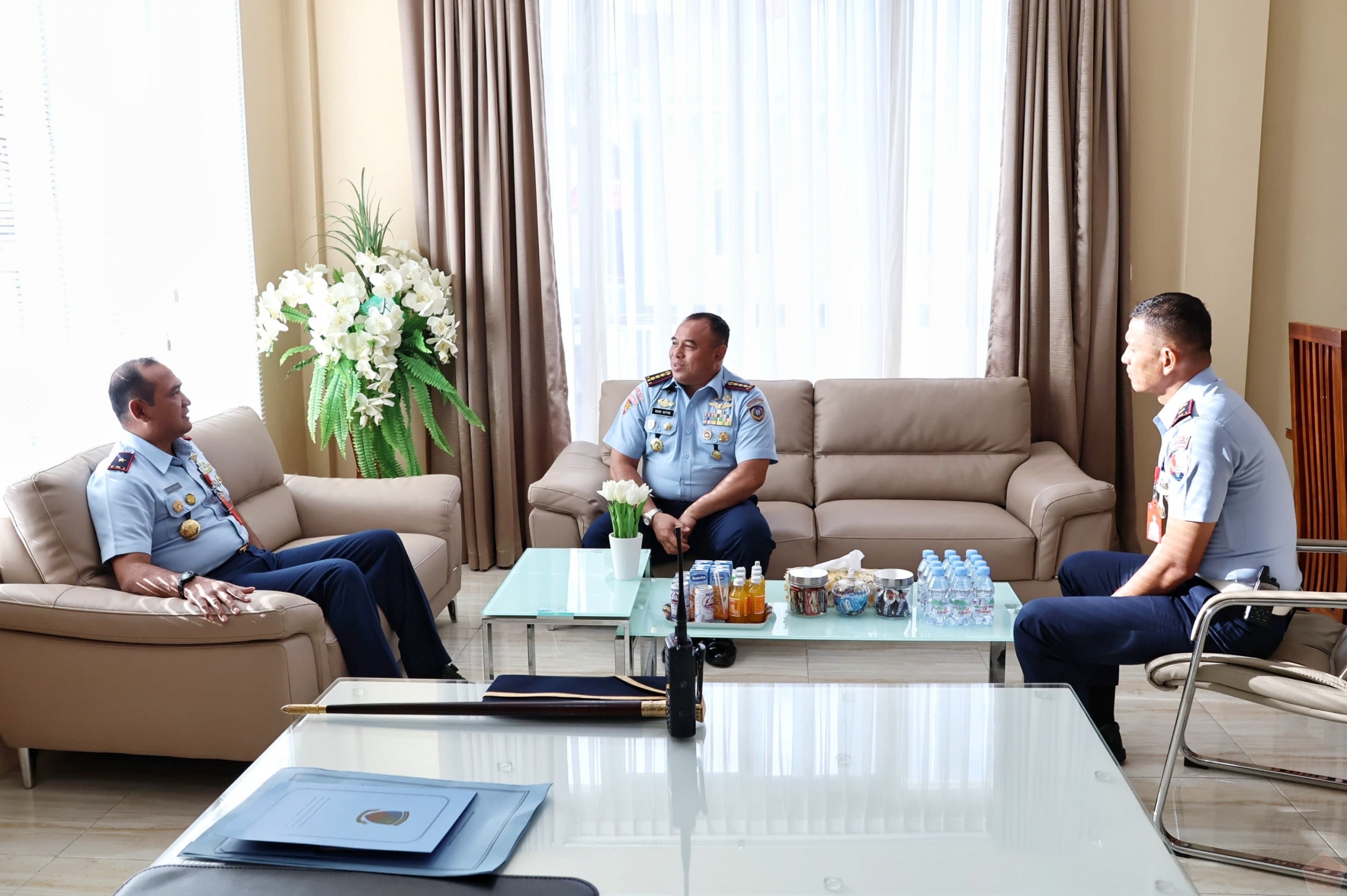 Kunjungan kerja berkesan, Kapusdalops Koopsudnas terima plakat dari Danlanud RSA Natuna