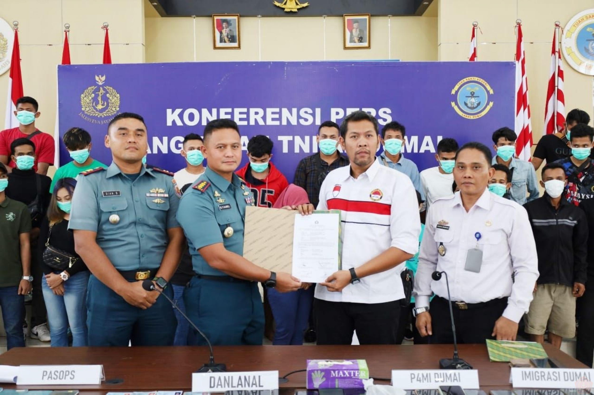 Petugas TNI AL Mengamankan Pekerja Migran Ilegal