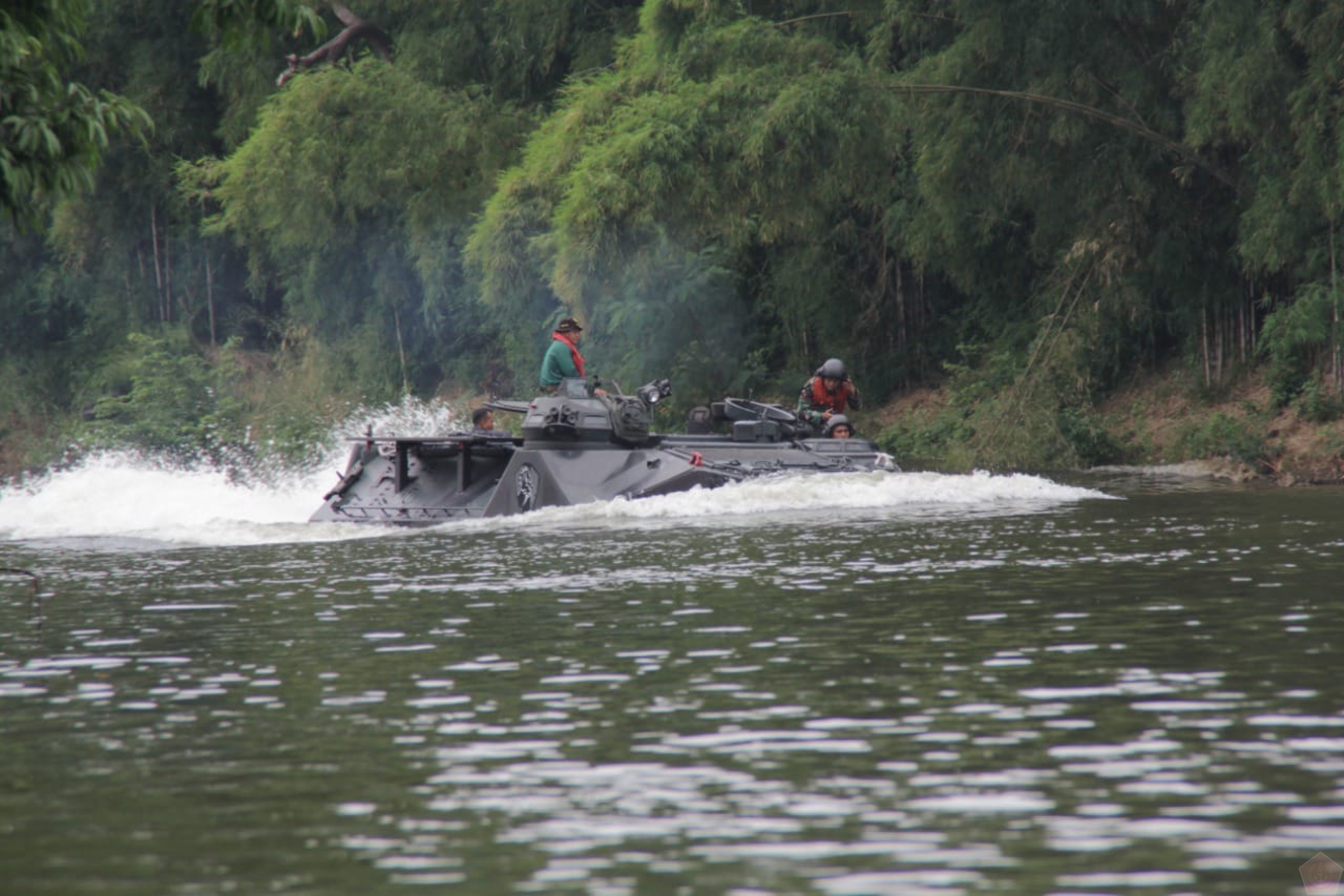 Prajurit Roda Rantai Laksanakan Latihan Embarkasi Dan Debarkasi Ranpur ...